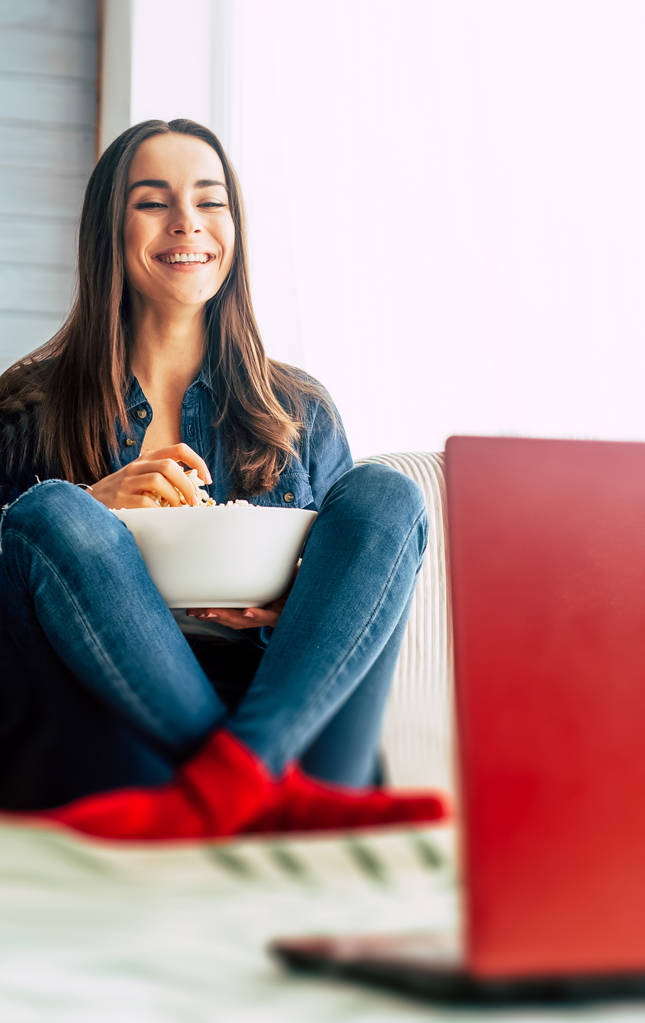 Lächelnde junge Frau isst Popcorn - Foto, Bild
