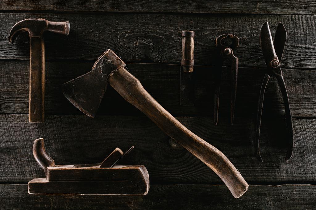  tendido plano con arreglo de herramientas de carpintería oxidada vintage en la mesa de madera
 - Foto, Imagen