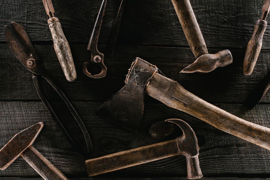  pose plate avec disposition d'outils de menuiserie rouillés vintage sur plateau en bois
 - Photo, image