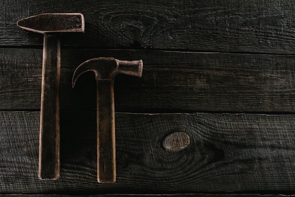  vlakke leggen met vintage roestig hamers op houten oppervlak - Foto, afbeelding