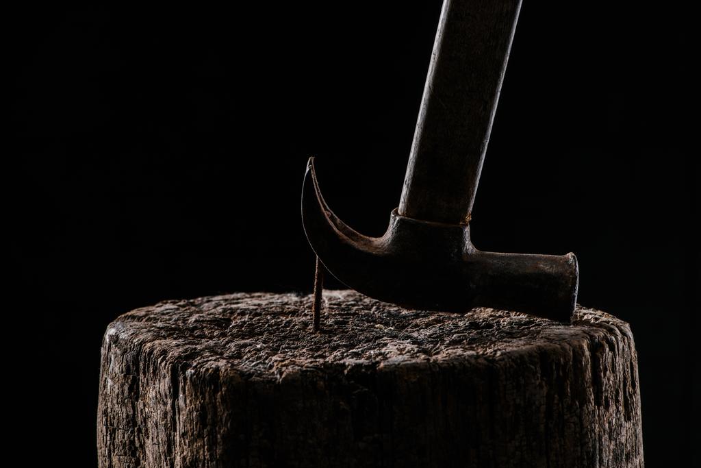  крупним планом вид старовинного іржавого молотка і цвяха в дерев'яному пні ізольовані на чорному
 - Фото, зображення