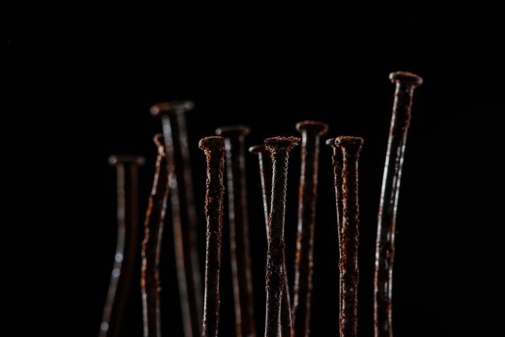 vista de cerca de la vendimia uñas oxidadas aisladas en negro
 - Foto, Imagen