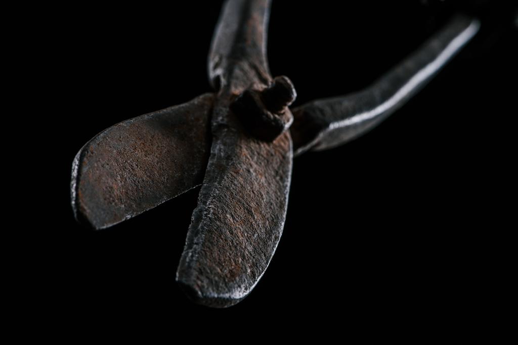  lähikuva vintage ruosteinen sakset eristetty musta
 - Valokuva, kuva