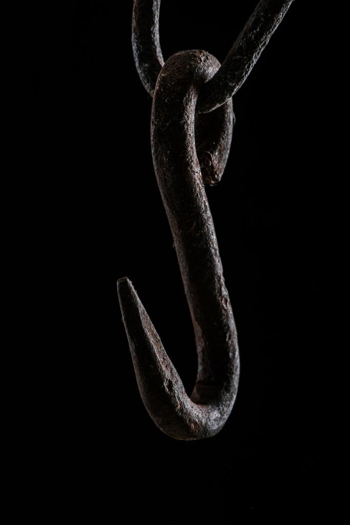  крупный план винтажного ржавого крючка, изолированного от черного
 - Фото, изображение