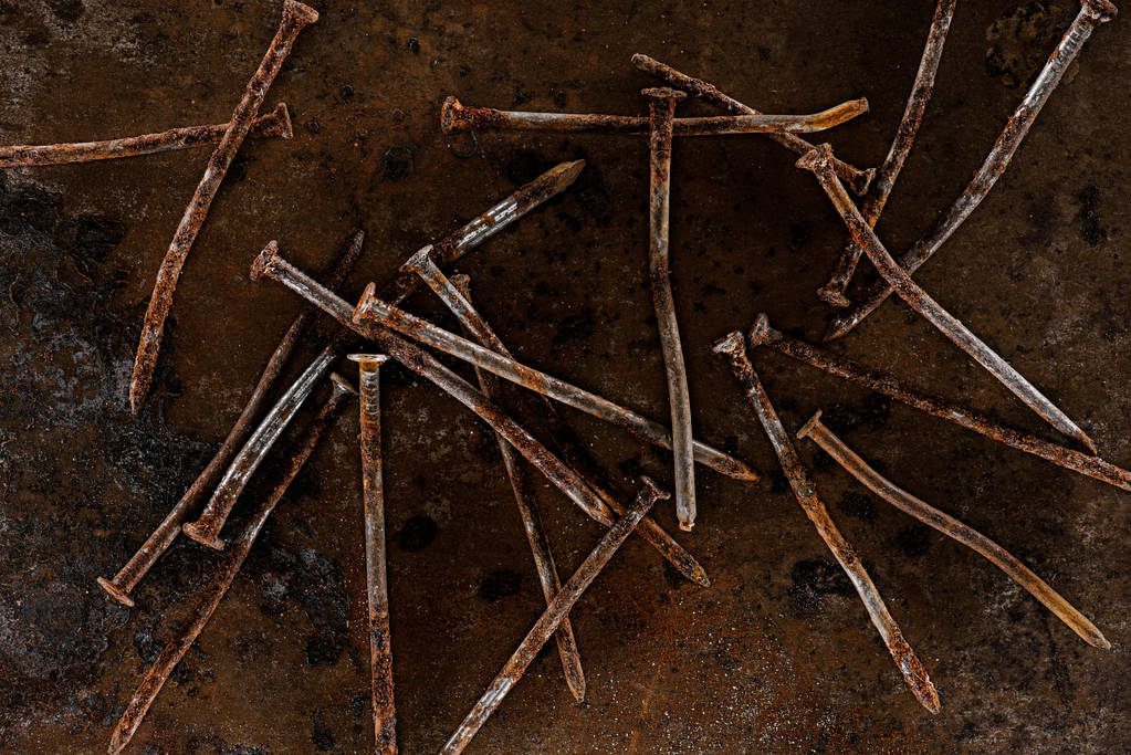 düz lay sharped paslı yüzeyinde düzenlenmiş vintage çivi ile - Fotoğraf, Görsel