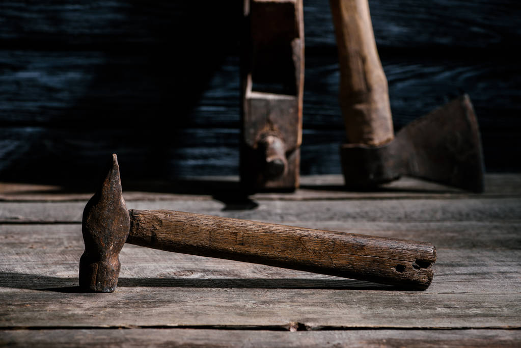 foco seletivo de ferramentas de carpintaria vintage dispostas em mesa de madeira
 - Foto, Imagem