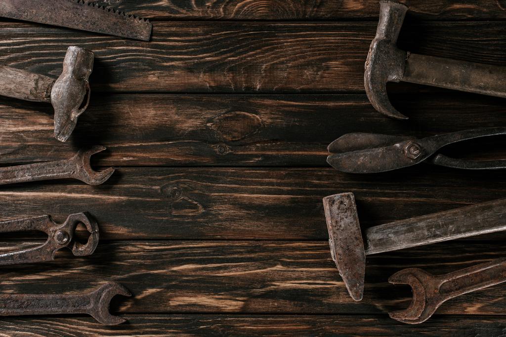 tendido plano con arreglo de herramientas de carpintería vintage sobre mesa de madera
 - Foto, Imagen