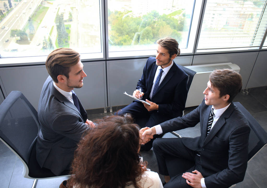 Les gens d'affaires se serrent la main, finissant la réunion - Photo, image