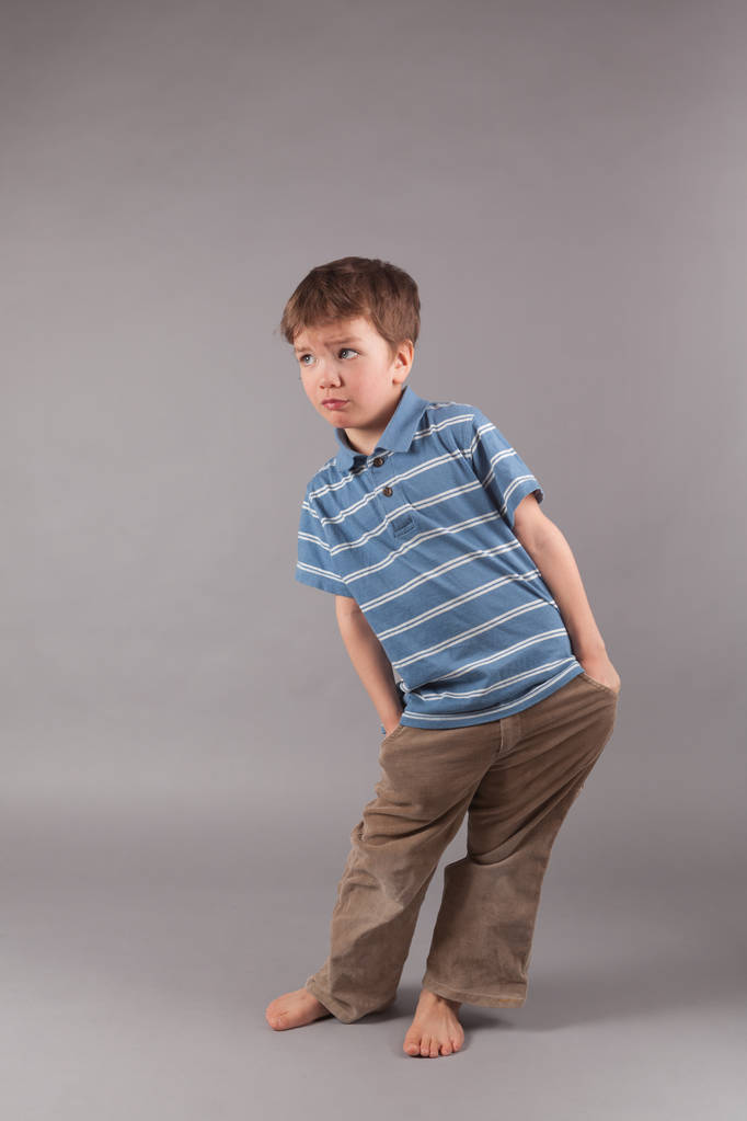 Portrét chlapce na šedé backgraund, vnitřní - Fotografie, Obrázek