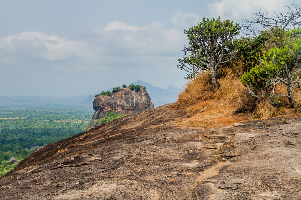 Blick auf Sigiriya Löwenfelsen vom nahe gelegenen Pidurangala-Felsen, sri lanka - Foto, Bild
