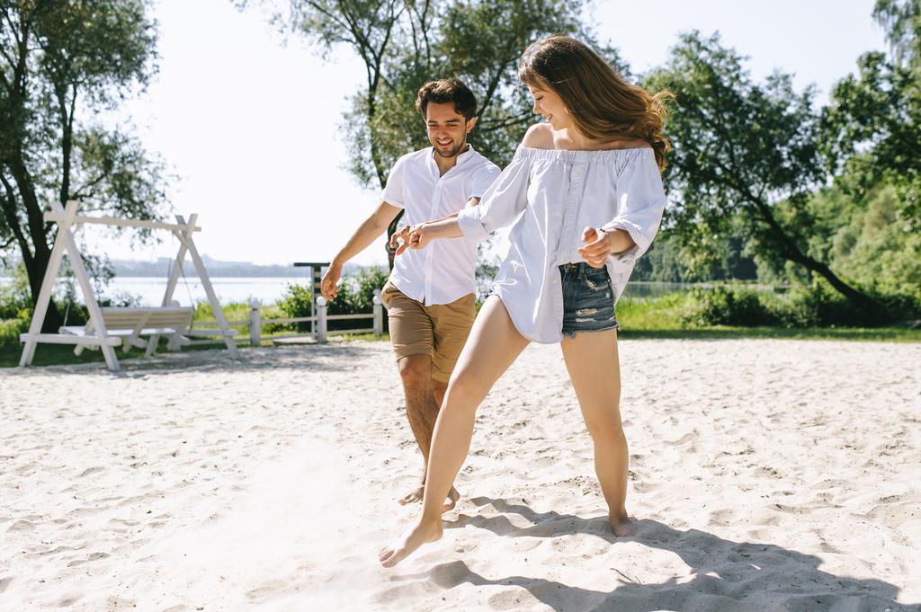 couple heureux s'amuser à la plage de sable fin de la ville
 - Photo, image