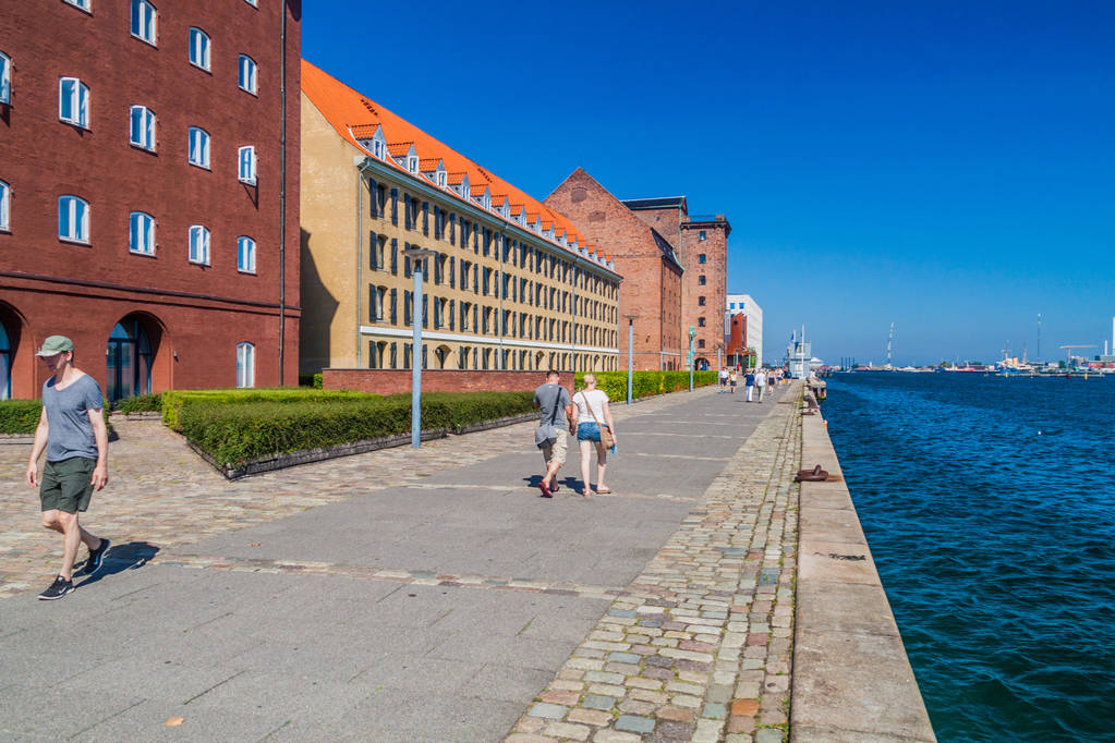 COPENHAGEN, DINAMARCA - 26 de agosto de 2016: La gente en el paseo marítimo de Langelinie en Copenhague, Dinamarca
 - Foto, Imagen