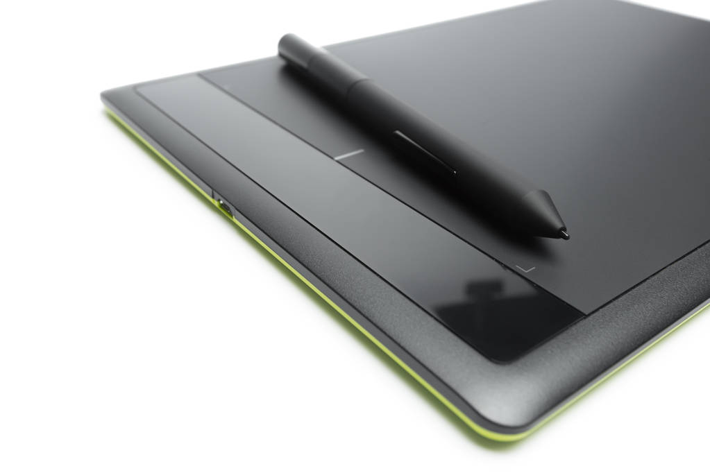 Grafische tablet met pen voor illustratoren en ontwerpers, geïsoleerd op witte achtergrond - Foto, afbeelding