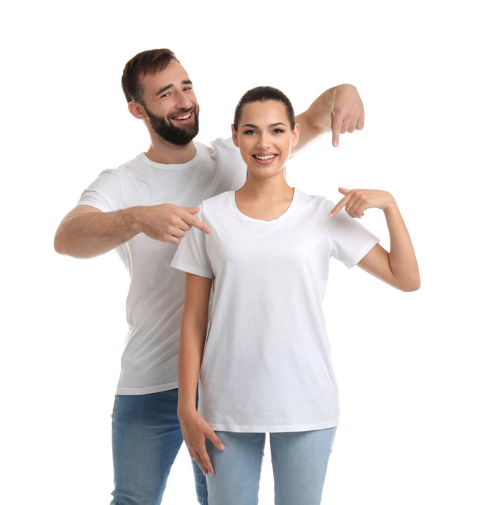 Beyaz arka plan üzerinde genç çift t-shirtler içinde. Mockup tasarım için - Fotoğraf, Görsel