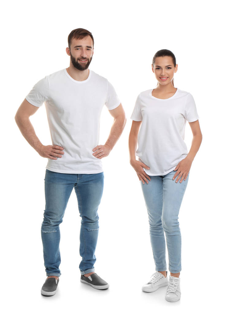 Νεαρό ζευγάρι στο t-shirts σε άσπρο φόντο. Κοροϊδεύω για σχεδίαση - Φωτογραφία, εικόνα