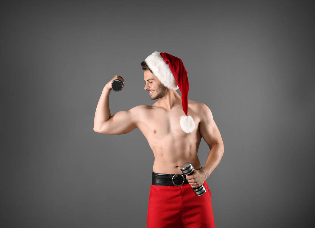 Shirtless sexy mladých Santa Claus s činkami na barvu pozadí - Fotografie, Obrázek