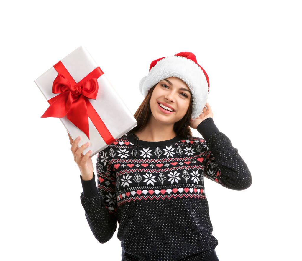 Nuori kaunis nainen Santa hattu lahjapaketti valkoisella taustalla. Joulujuhla
 - Valokuva, kuva