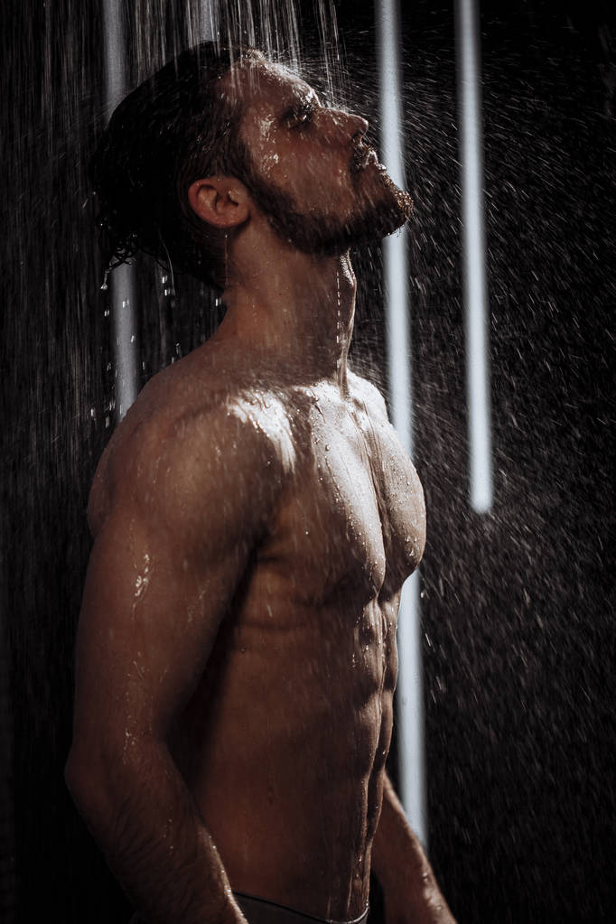 giovane uomo godendo di prendere una doccia
 - Foto, immagini