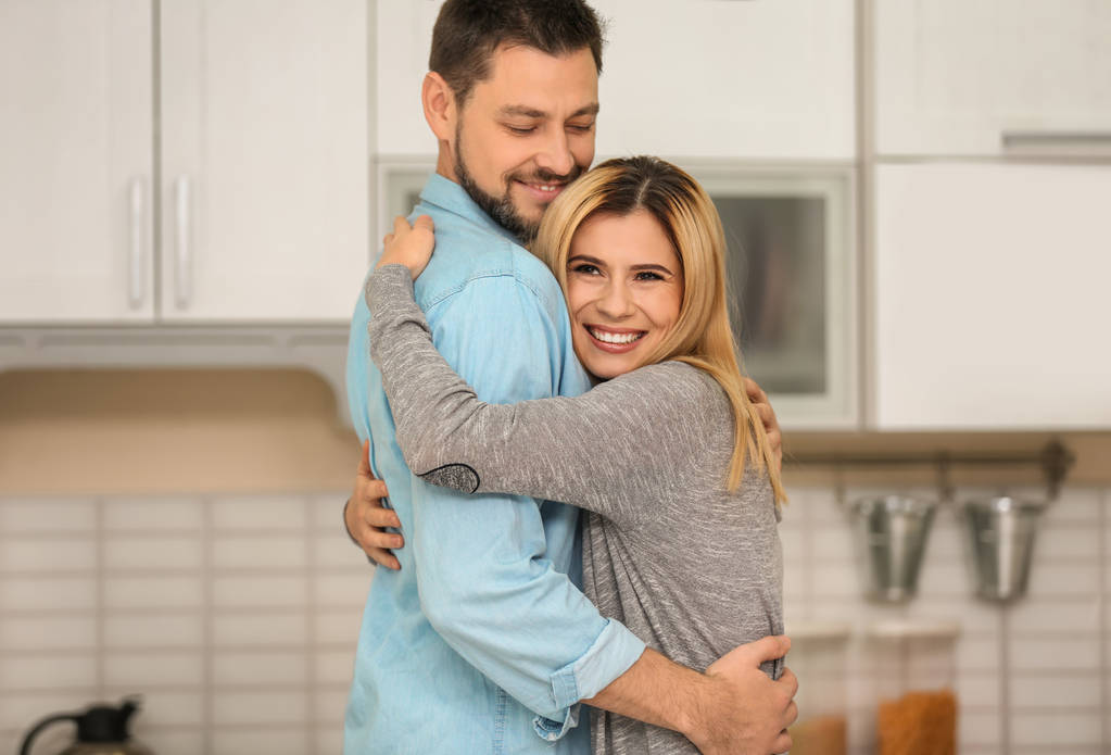 Portret van gelukkige paar in keuken - Foto, afbeelding
