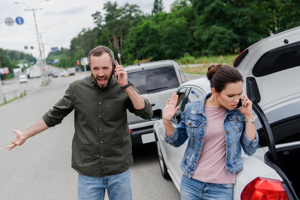 tahriş olmuş sürücüleri akıllı telefonlar tarafından yolda araba kazasından sonra konuşuyor. - Fotoğraf, Görsel