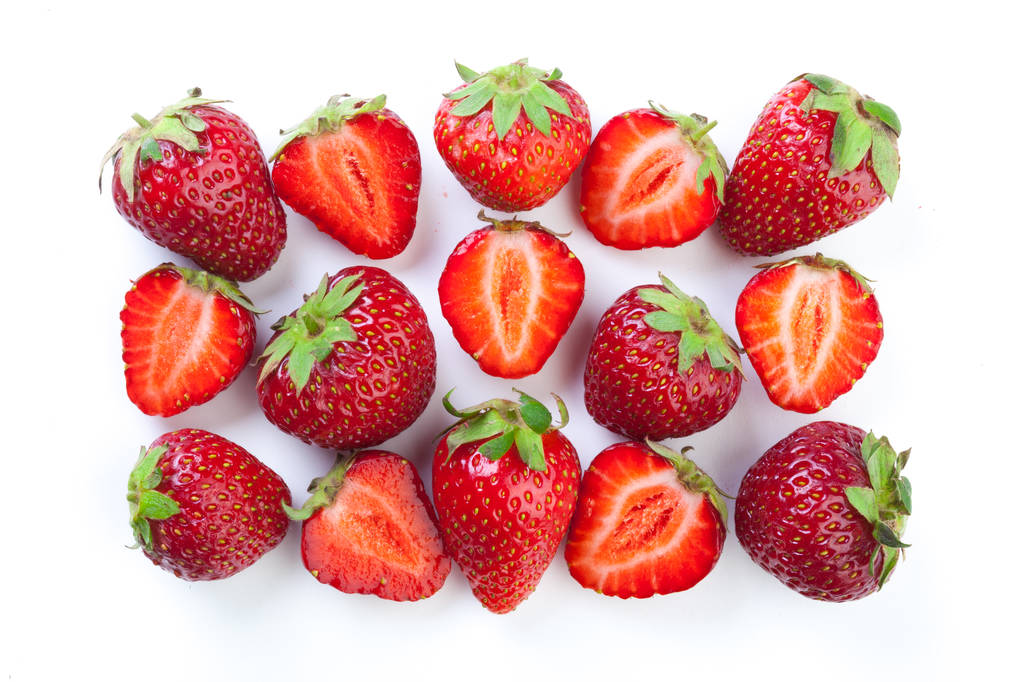 rode rijpe aardbeien geïsoleerd op witte achtergrond - Foto, afbeelding