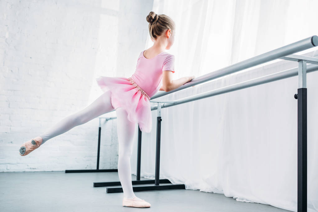 cute little baleriny w różowe tutu praktykujących w studio baletu  - Zdjęcie, obraz