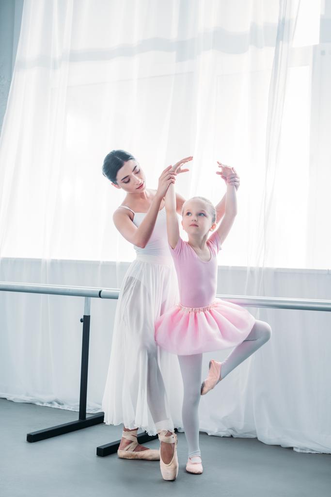 ピンクのチュチュはバレエ学校の若い教師とバレエの練習で愛らしい子   - 写真・画像