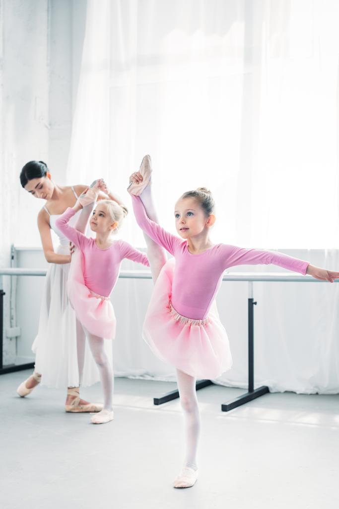 вчитель балету вправляється з маленькими танцюристами в балетній школі
 - Фото, зображення
