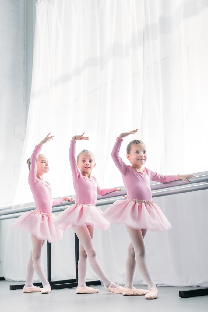 χαμηλή γωνία θέα όμορφη μικρή μπαλαρίνες που χορεύουν στο στούντιο μπαλέτου - Φωτογραφία, εικόνα