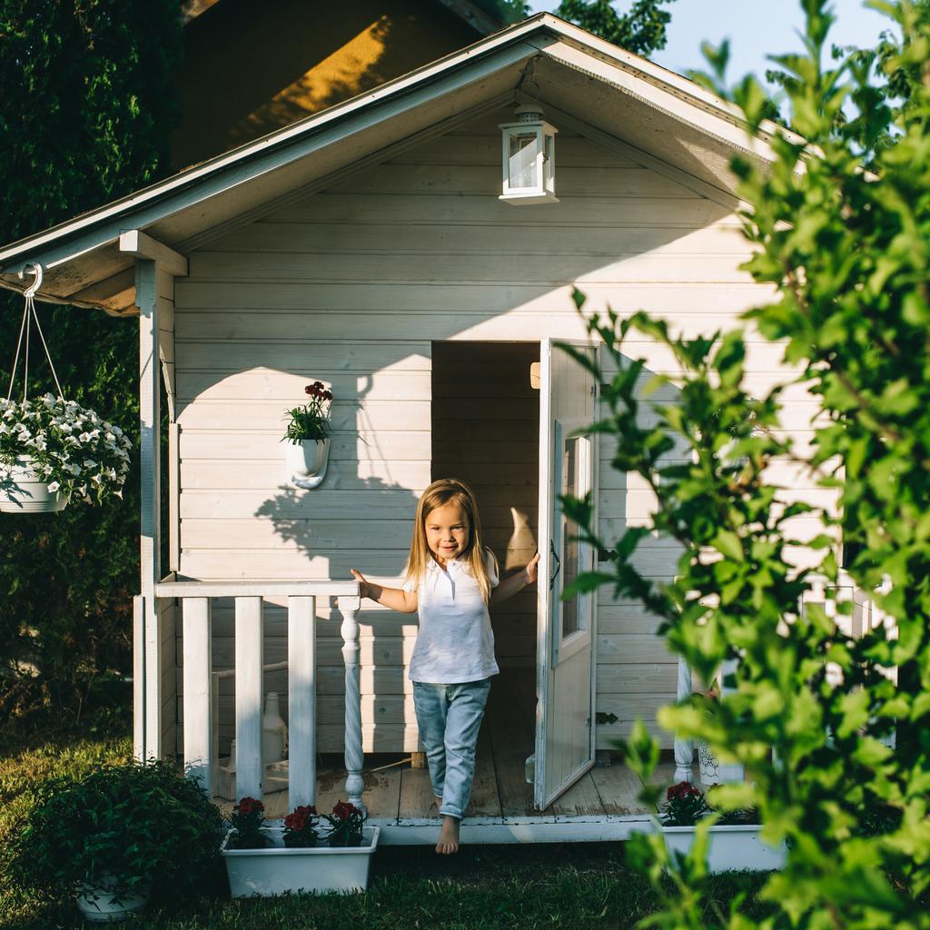 Małe dziecko stojąc na ganku domu kraj sam w letni dzień - Zdjęcie, obraz