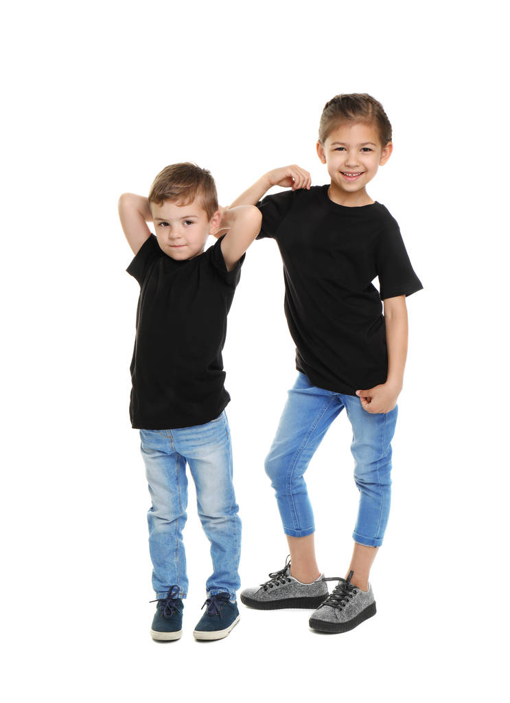 Kleine Kinder in T-Shirts auf weißem Hintergrund. Design-Attrappe - Foto, Bild