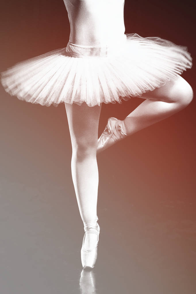Belle danseuse de ballet, danseuse de style moderne posant sur fond de studio
 - Photo, image
