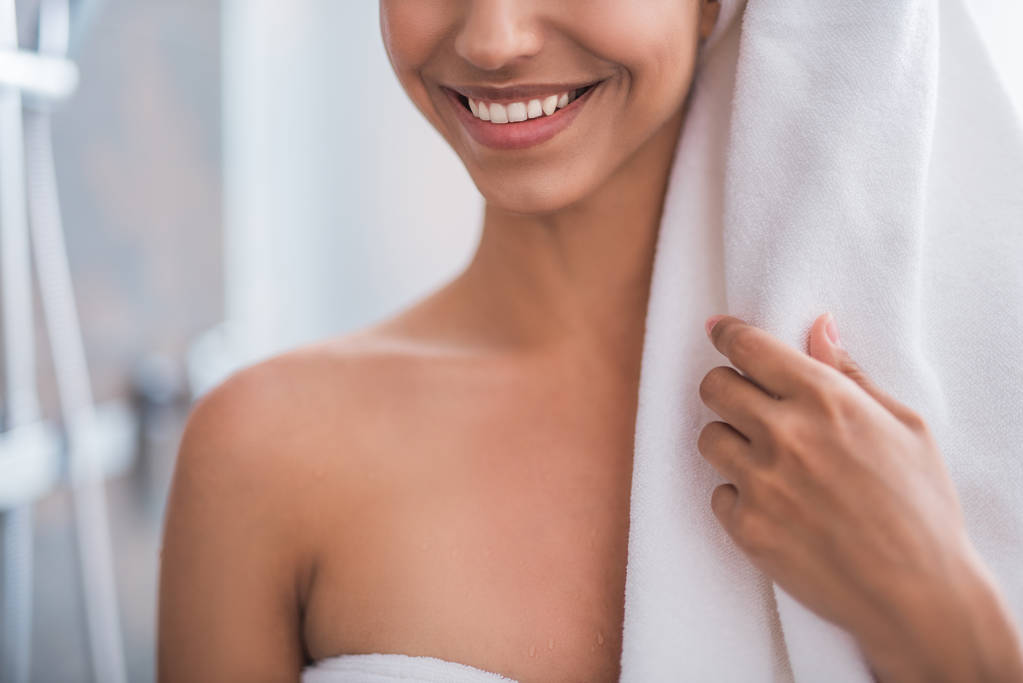 Envoltura chica feliz en toalla
 - Foto, Imagen