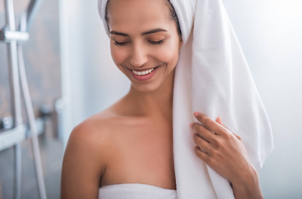 Kadın alarak duştan sonra gülümseyerek - Fotoğraf, Görsel