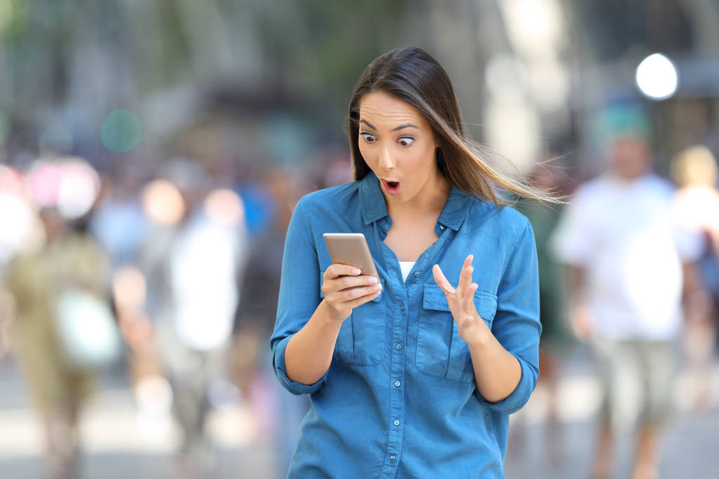 Şok kadın sokakta yürürken akıllı telefon iletileri okuma - Fotoğraf, Görsel