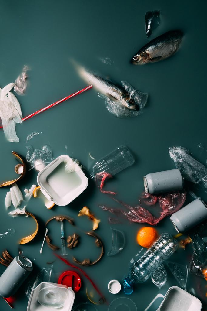 vista superior do lixo e sobras que fluem na água, conceito de proteção ambiental
 - Foto, Imagem