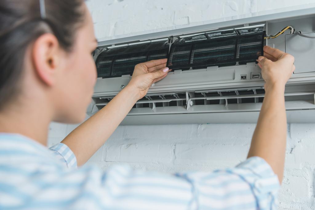 Selektiver Fokus von Arbeiterinnen, die Klimaanlagen reparieren - Foto, Bild
