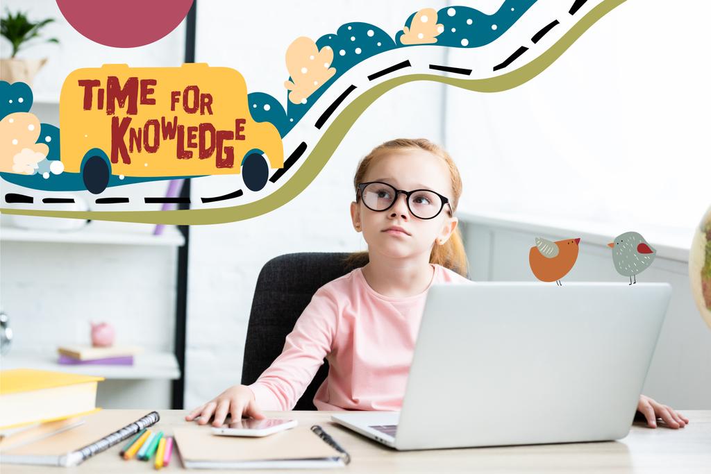 Criança escolar pensativa em óculos olhando para cima enquanto estava sentado na mesa e usando laptop com letras "tempo para o conhecimento"
 - Foto, Imagem