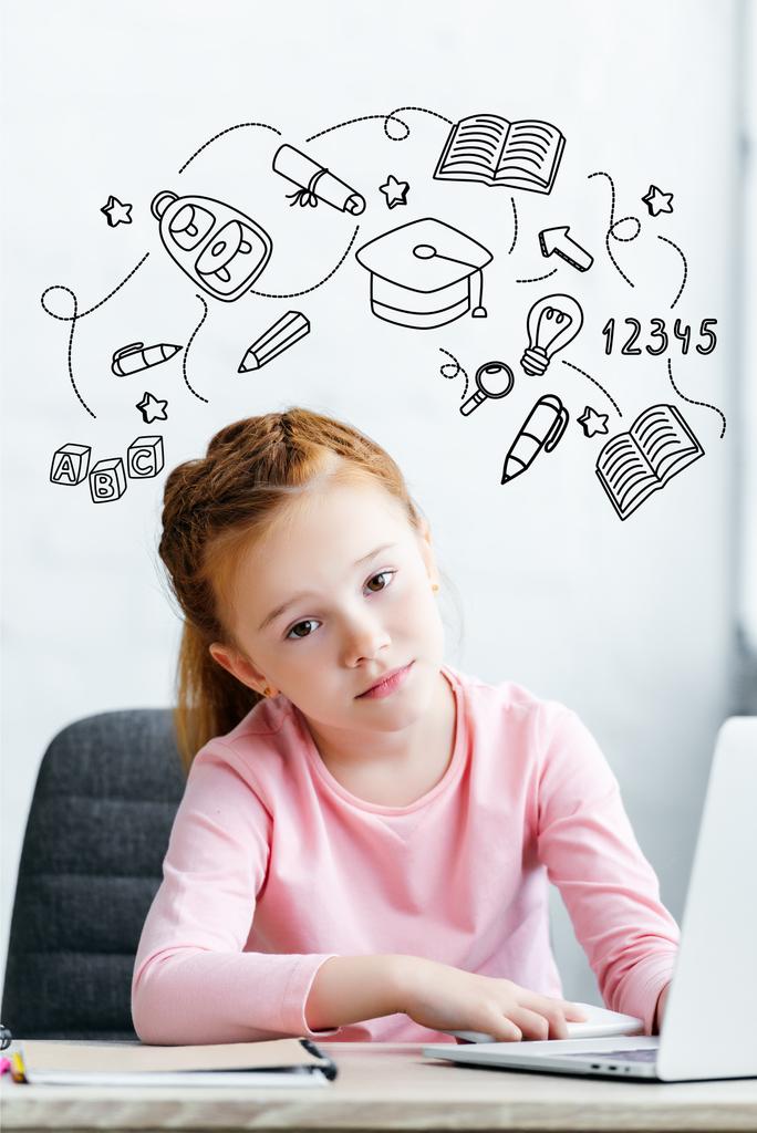 Скучная маленькая школьница смотрит в камеру, используя ноутбук дома с образовательными иконками
 - Фото, изображение