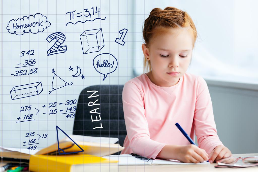 adorável colegial de cabelos vermelhos sentado na mesa e estudando em casa com ícones de matemática
 - Foto, Imagem