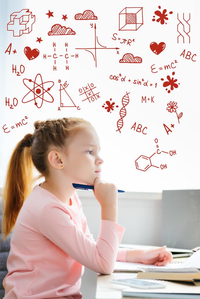 Zijaanzicht van doordachte schoolmeisje holding pen en weg te kijken terwijl het bestuderen van thuis, met chemie pictogrammen  - Foto, afbeelding