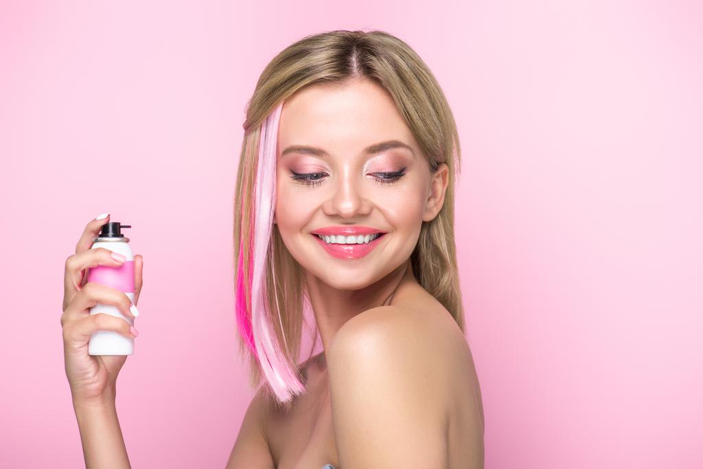 jovem feliz com fios coloridos de cabelo e tinta spray isolado em rosa
 - Foto, Imagem