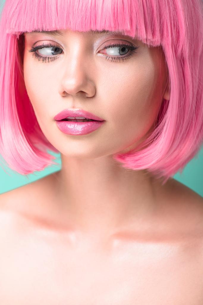 Close-up πορτρέτο της νεαρής γυναίκας με ροζ bob κομμένα βλέπουν πλευρά που απομονώνονται σε τυρκουάζ - Φωτογραφία, εικόνα