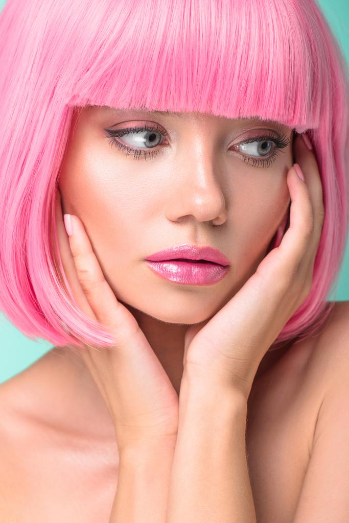 retrato de cerca de la joven reflexiva con el corte de color rosa bob aislado en turquesa
 - Foto, imagen