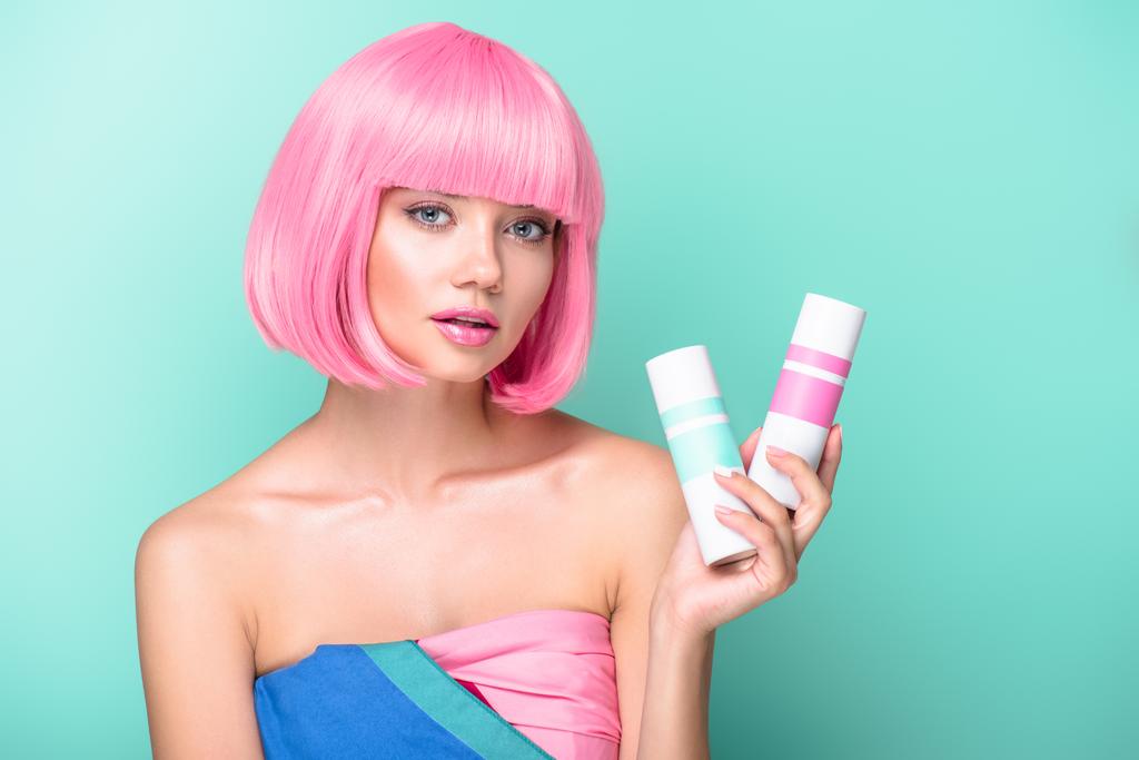 ピンクのボブと魅力的な若い女性は、ターコイズに分離のヘアスプレーを着色の持株缶をカット - 写真・画像