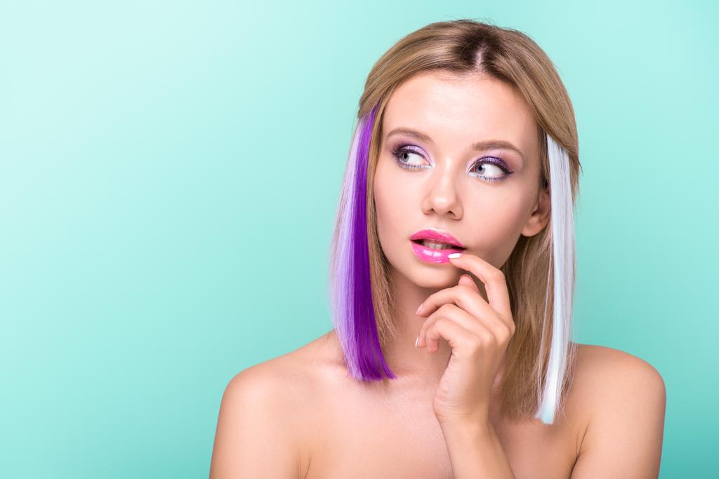huomaavainen nuori nainen värikkäitä säikeitä hiukset etsivät pois eristetty sininen
 - Valokuva, kuva