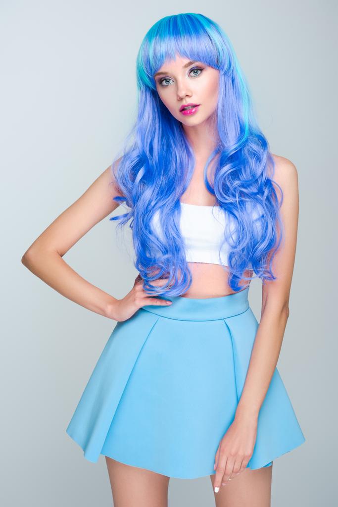 oříznuté záběr mladá žena s kudrnaté světlé modré vlasy izolované Grey - Fotografie, Obrázek