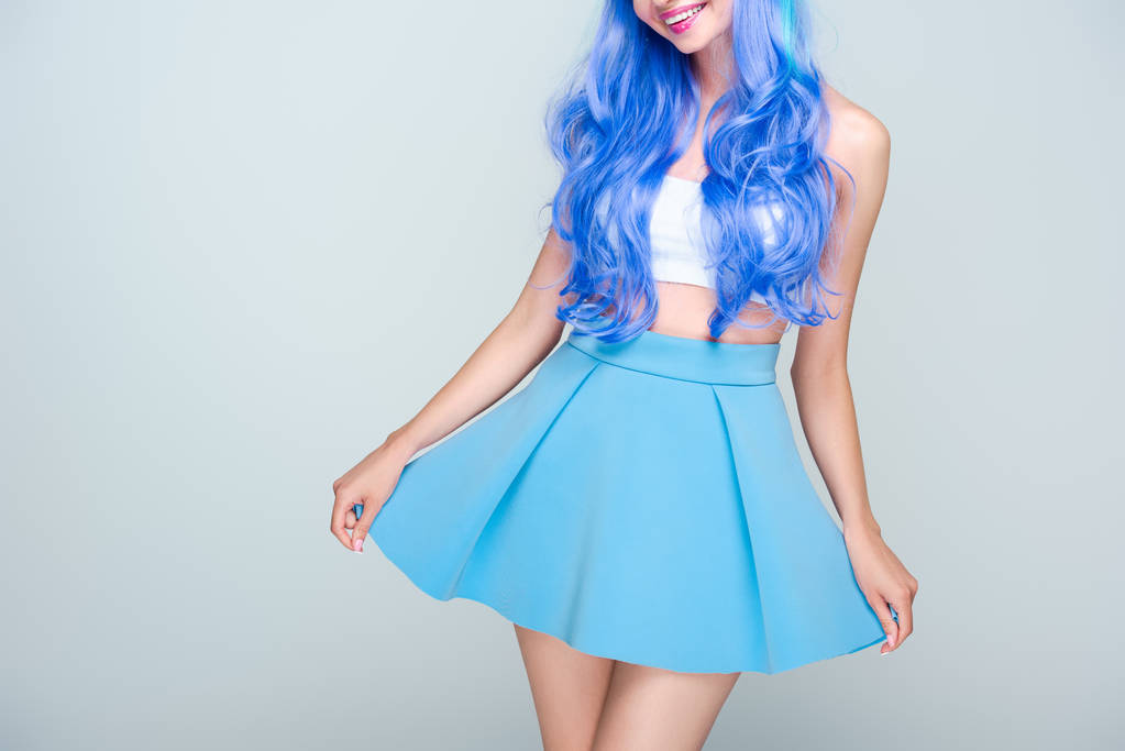 colpo ritagliato di giovane donna con i capelli blu brillante isolato su grigio
 - Foto, immagini