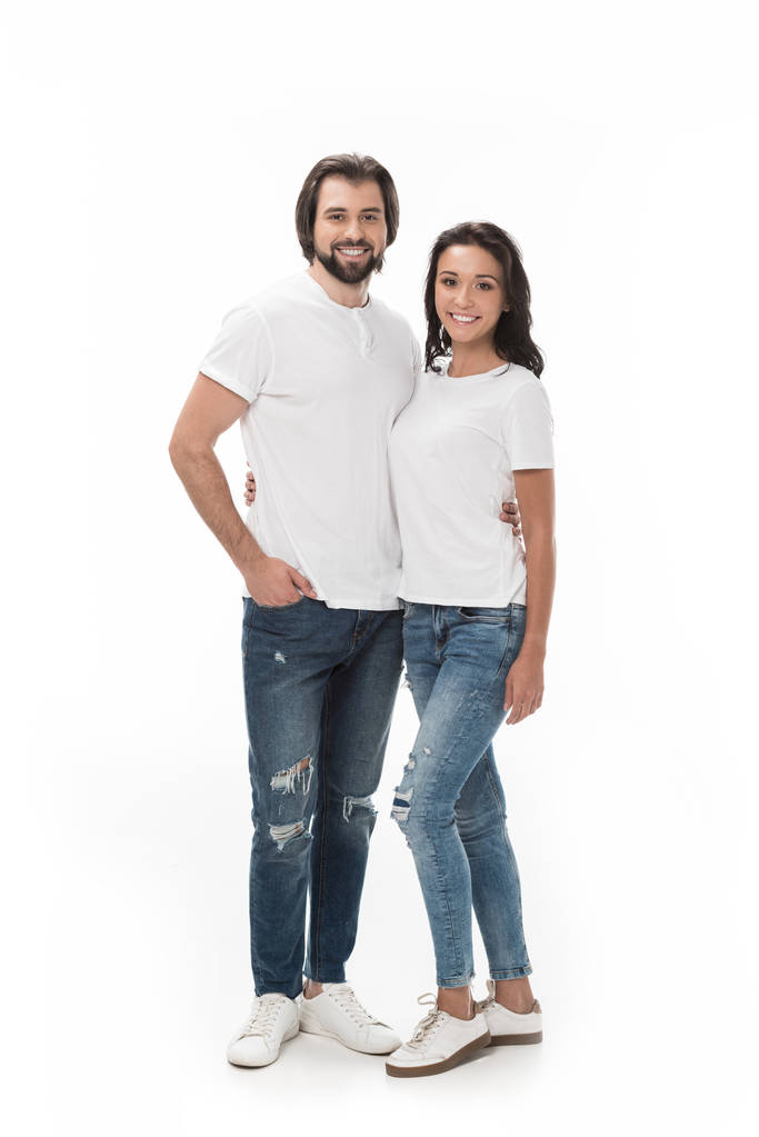 улыбающаяся пара обнимается и смотрит на камеру, изолированную на белом
 - Фото, изображение