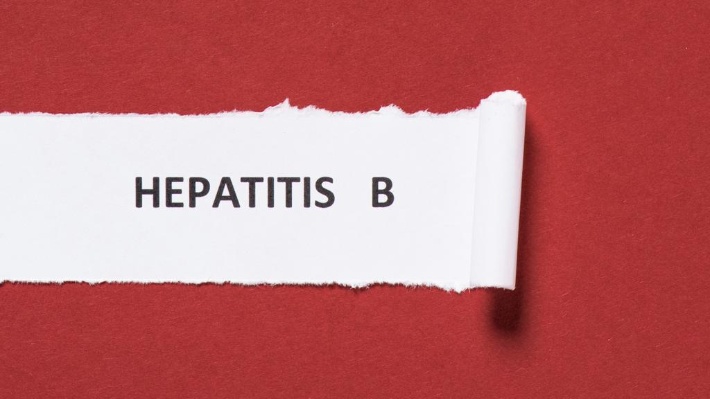 ylhäältä näkymä kirjaimet hepatiitti b paperilla punaisella taustalla, maailman hepatiitti päivä käsite
 - Valokuva, kuva